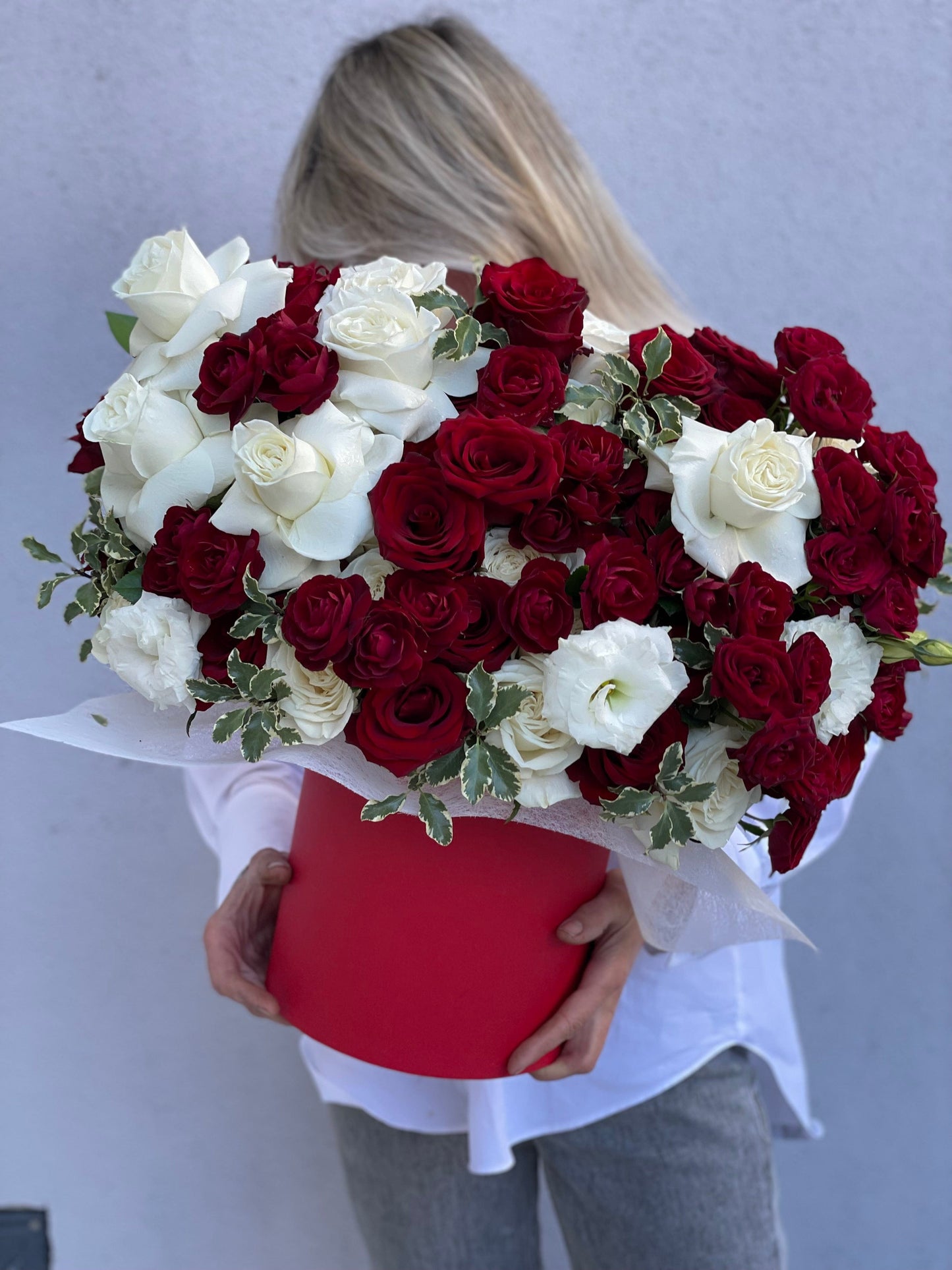 Mix of white and red roses