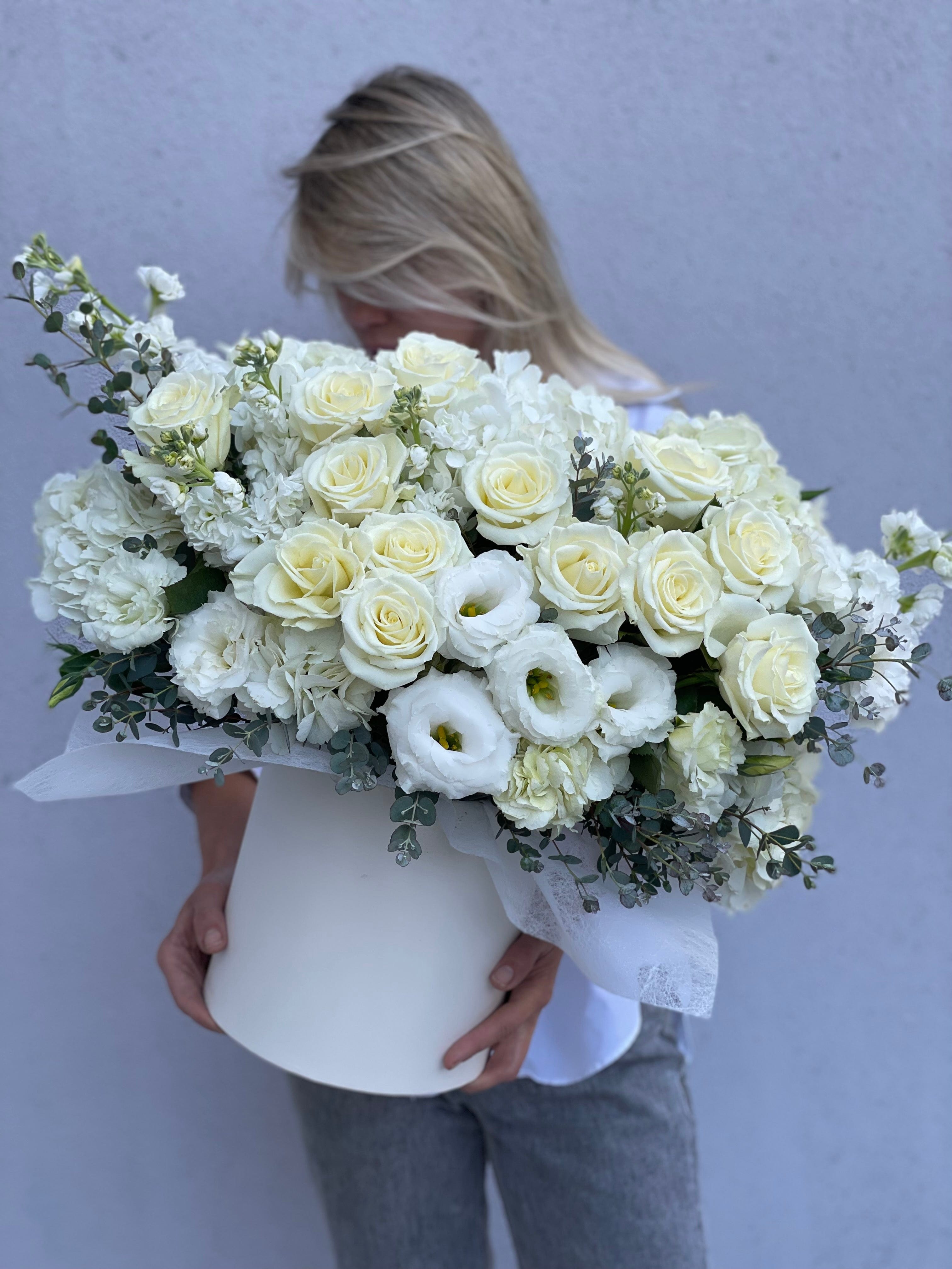 Caja N.29 Elegante caja con mix de flores blancas