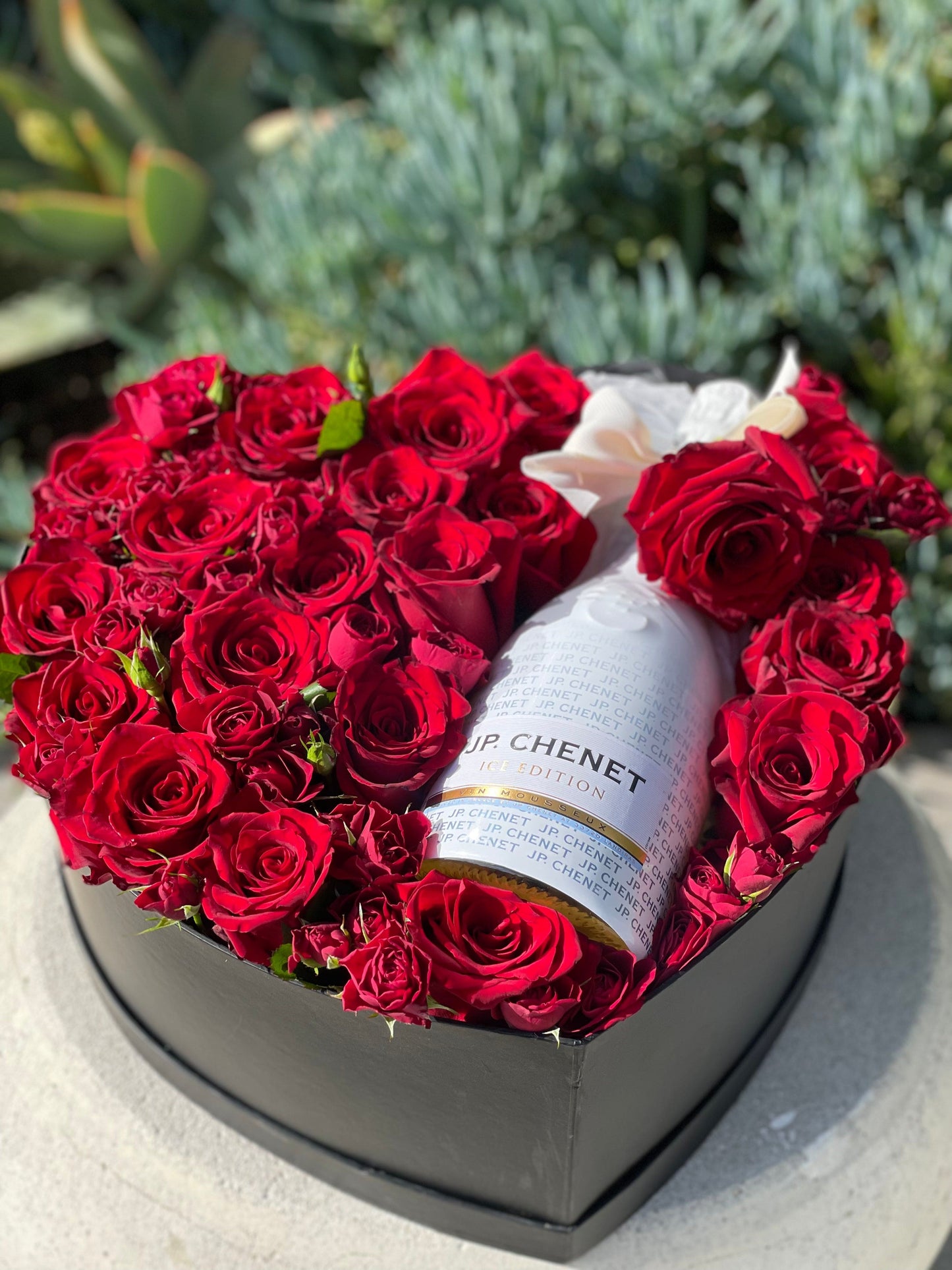 Gift box N.2 Chic box with red roses and bottle of champagne