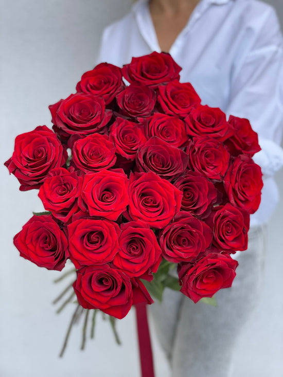 25 gorgeous red roses