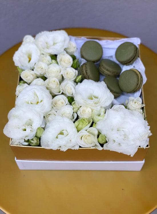 Gift box N.3 Sweet square box with flowers and macaroons