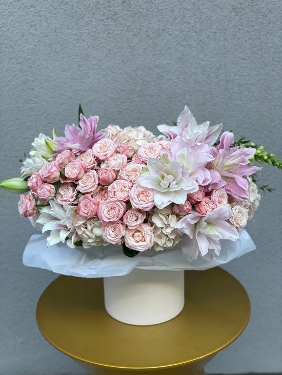 Box N.4 Amazing box with pale pink garden roses and lilies