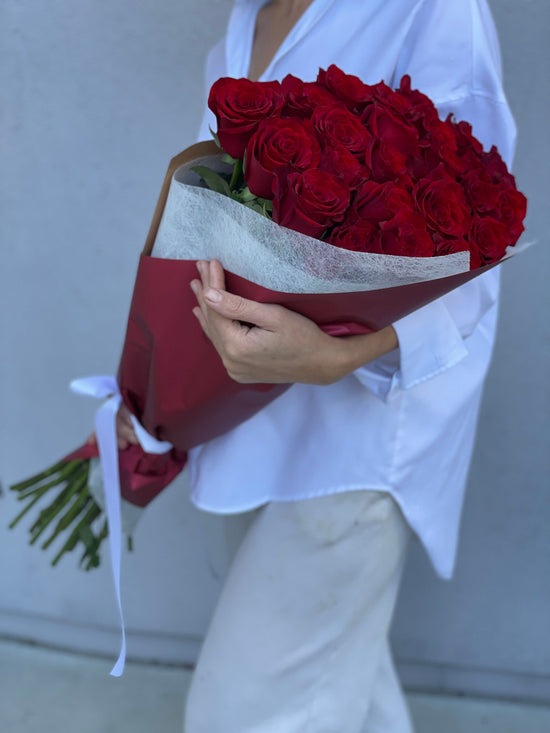 Bouquet of 25 stunning long stem red roses