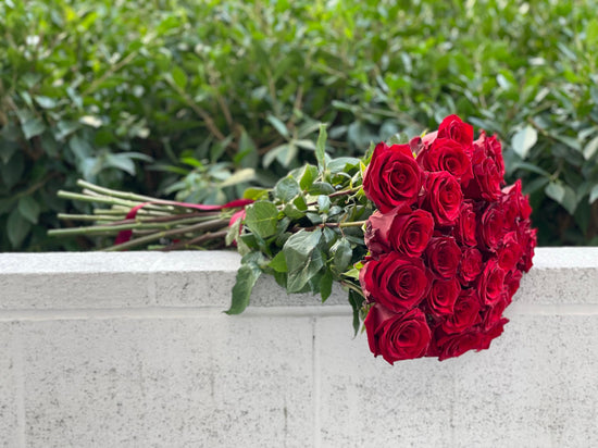 Load image into Gallery viewer, 25 gorgeous red roses
