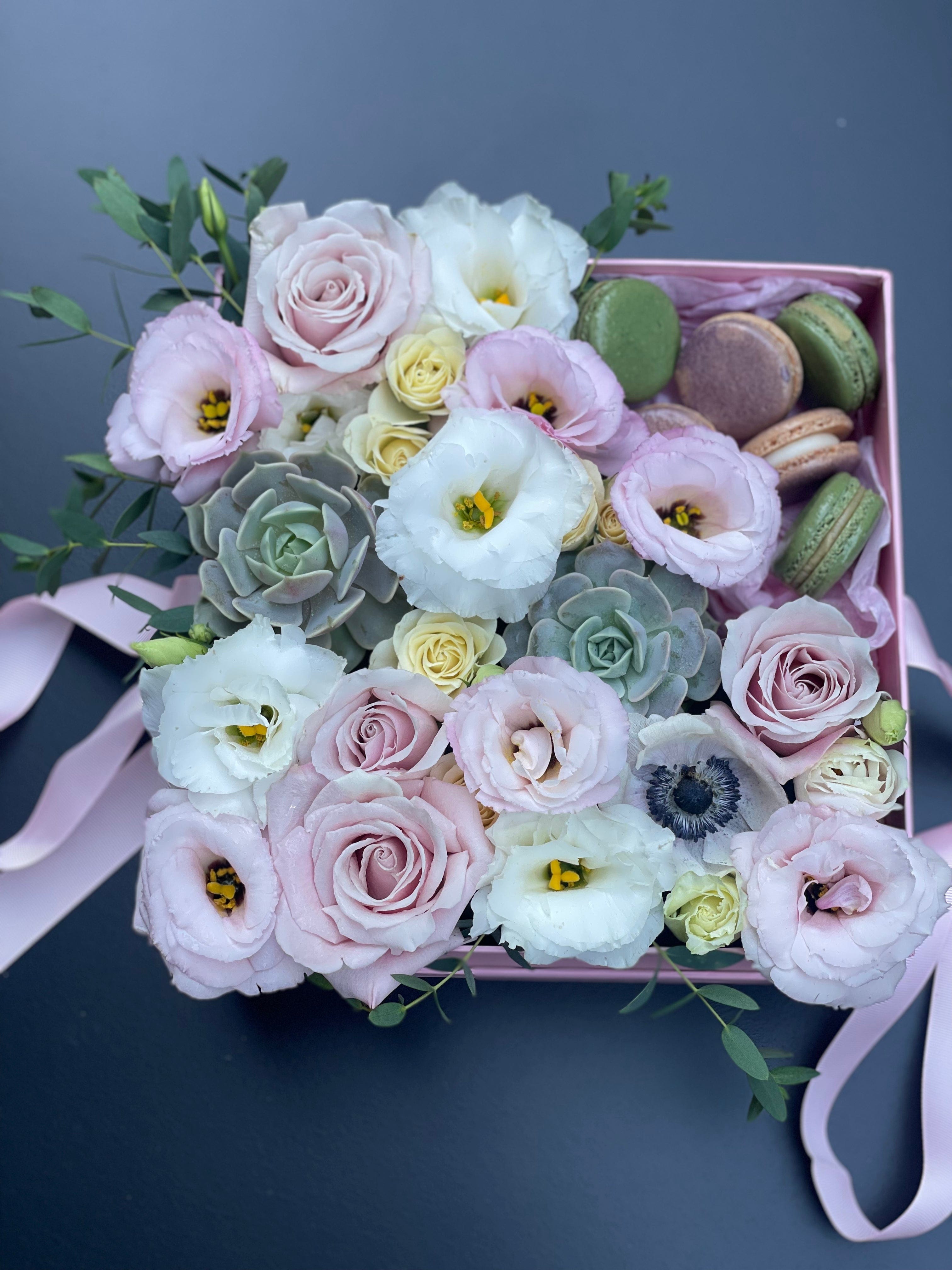 Gift box Flowers and macaroons