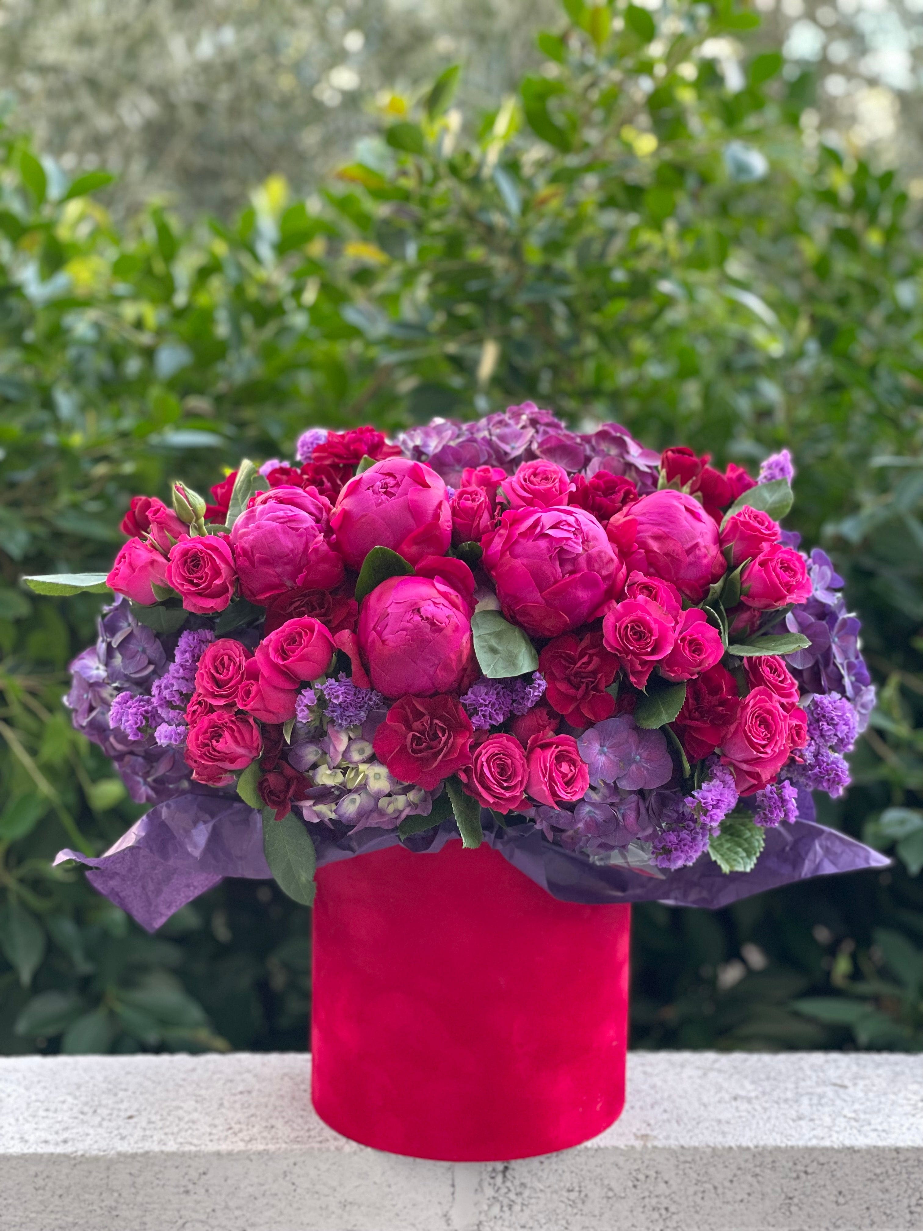 Caja N.32 Caja de bayas con peonías y rosas de jardín