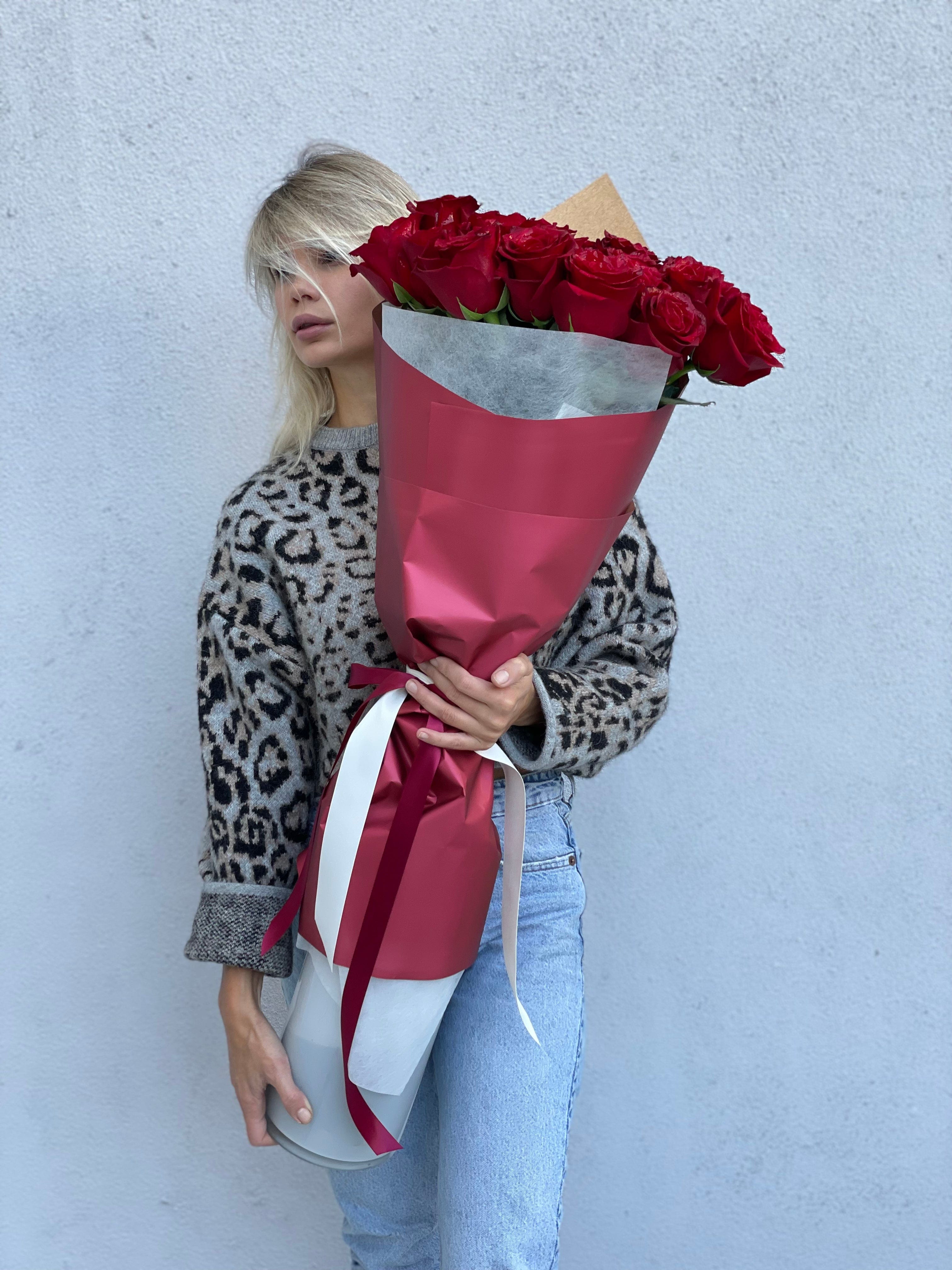 Bouquet of 25 stunning long stem red roses